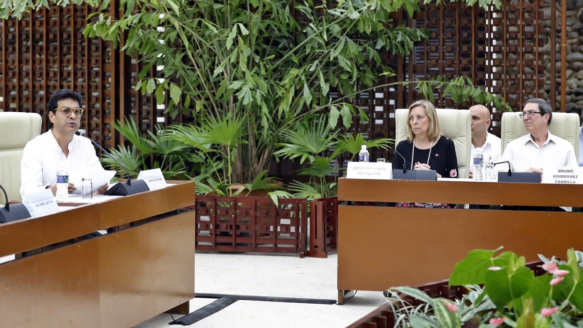 El alto comisionado para la Paz de Colombia, Iván Danilo Rueda (i), ofrece una conferencia de prensa en La Habana (Cuba).