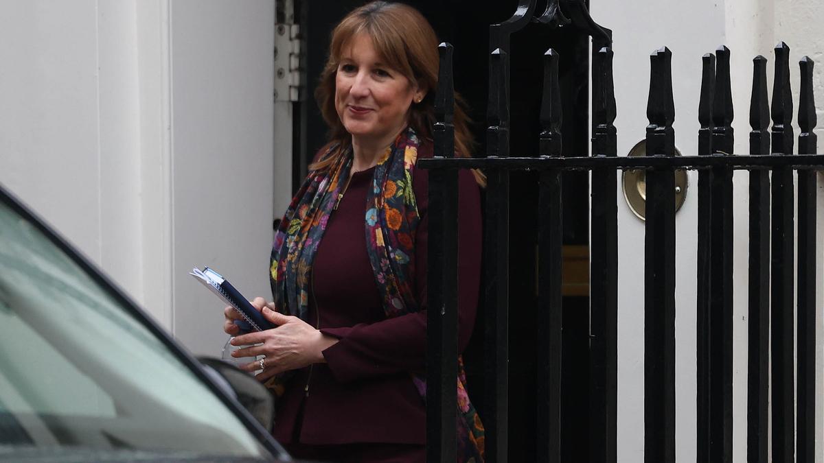 La ministra de Economía británica, Rachel Reeves, en Downing Street, Londres.