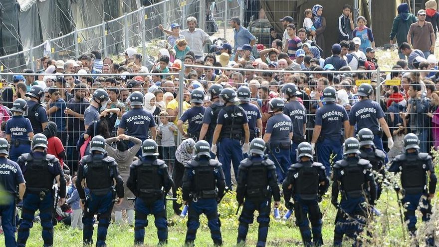 Miles de exiliados esperan en un campo de refugiados a obtener el asilo en Noruega y Finlancia.