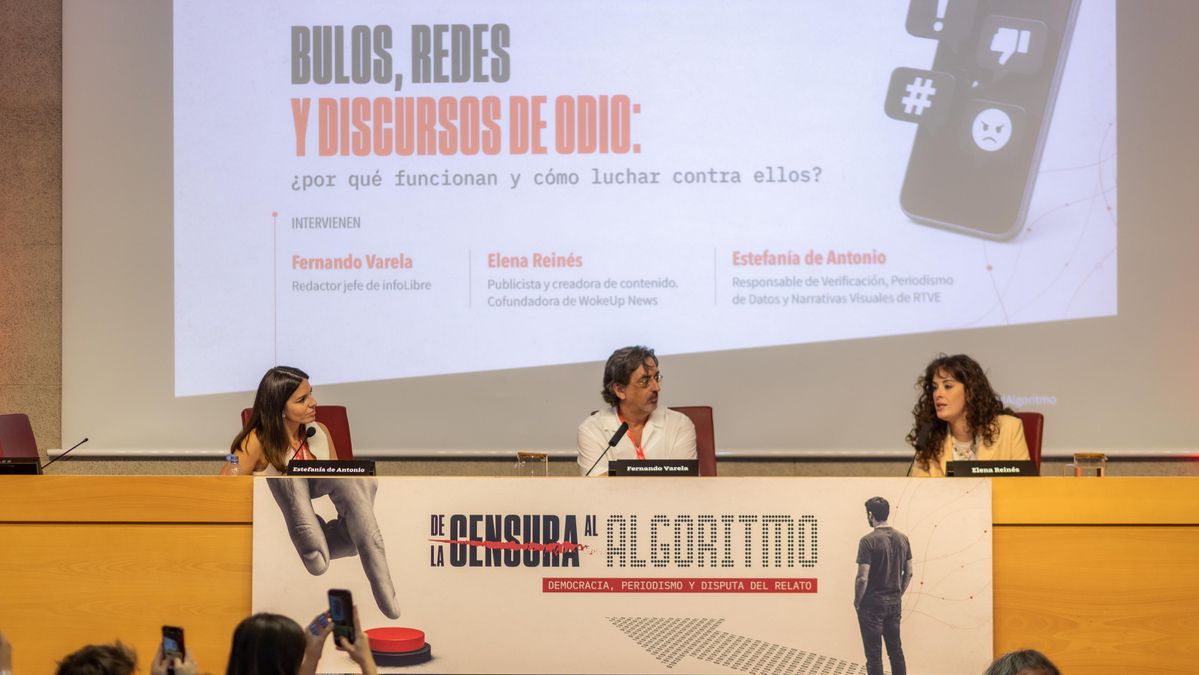 Estefanía de Antonio, Fernando Varela y Elena Reinés durante su participación en el curso de verano de infoLibre.