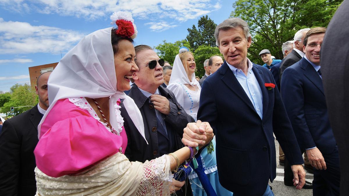 Alberto Núñez Feijóo junto al alcalde de Madrid, José Luis Martínez-Almeida, han acudido este jueves a la Pradera de San Isidro.