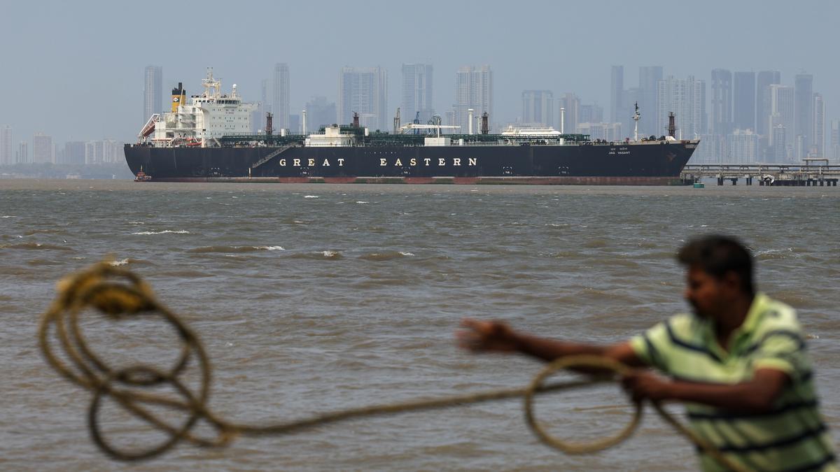 El buque de bandera india Jag Vasant, que transporta gas licuado de petróleo (GLP) a través del estrecho de Ormuz, llega al puerto de Bombay (India) el 1 de abril de 2026.