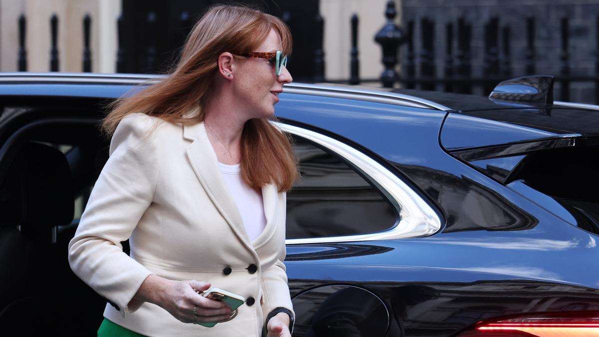 Angela Rayner llega a una reunión de gabinete en el número 10 de Downing Street en Londres.