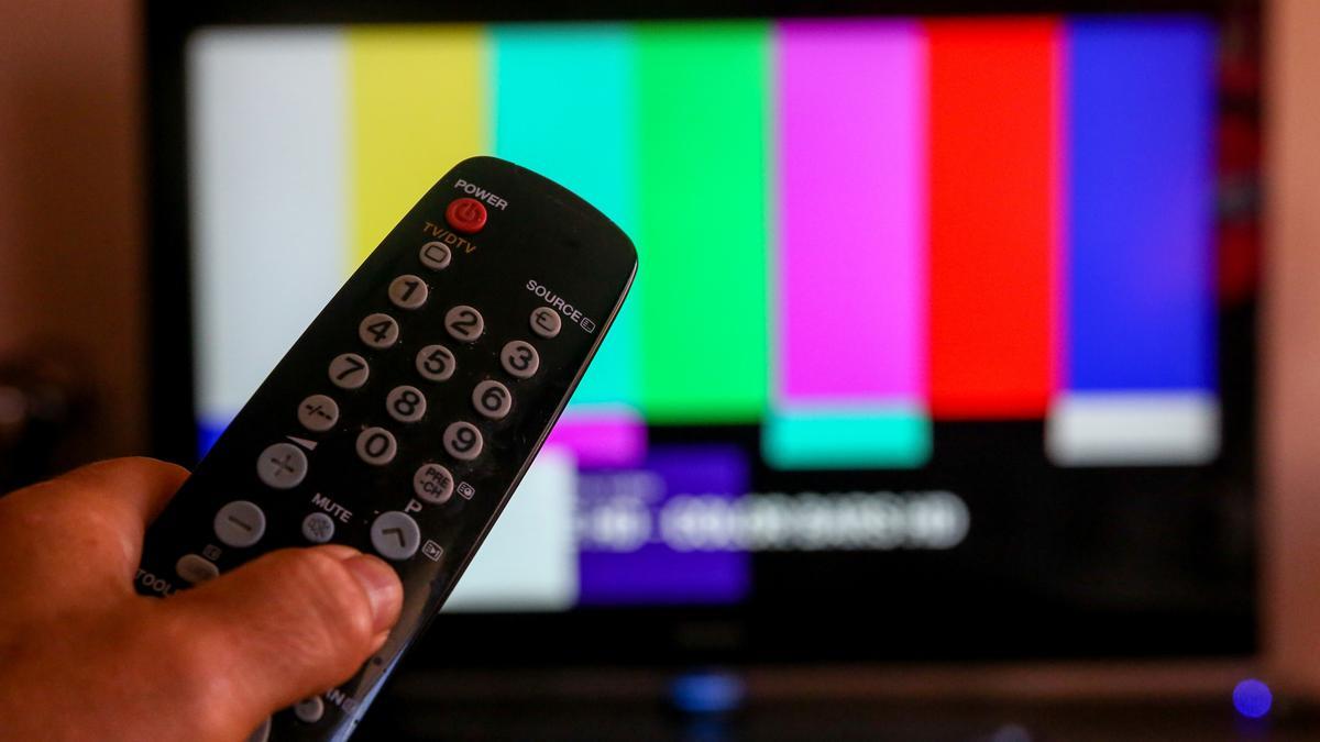 Archivo - Una persona utiliza su mando de la televisión
