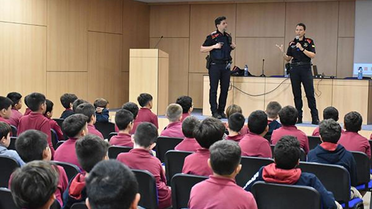 El plan del Govern de introducir mossos en las aulas choca con el rechazo social y precedentes fallidos