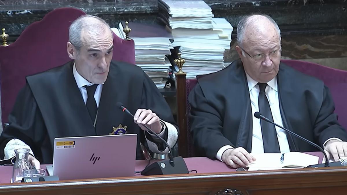 Captura de la señal del Tribunal Supremo en la que aparecen el fiscal Alejandro Luzón Cánovas (i) y el abogado del PP, Alberto Durán (d), durante el juicio contra el exministro José Luis Ábalos.