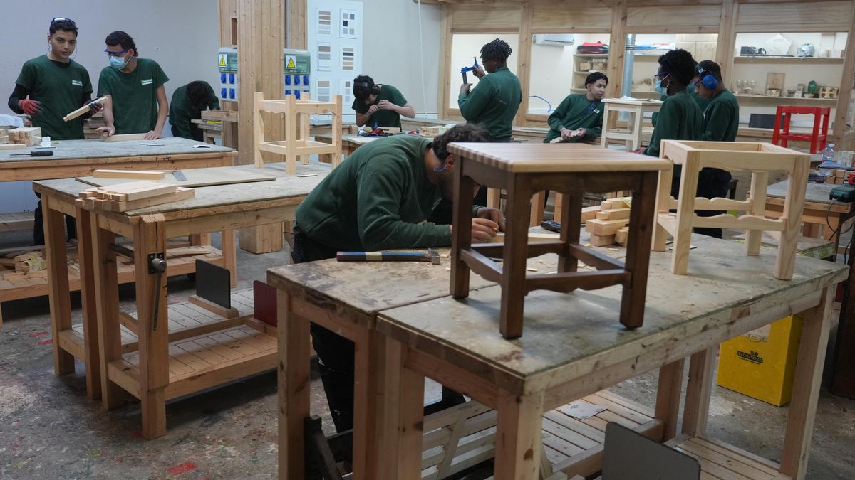 Jóvenes migrantes en un taller de carpintería en Bilbao, País Vasco.