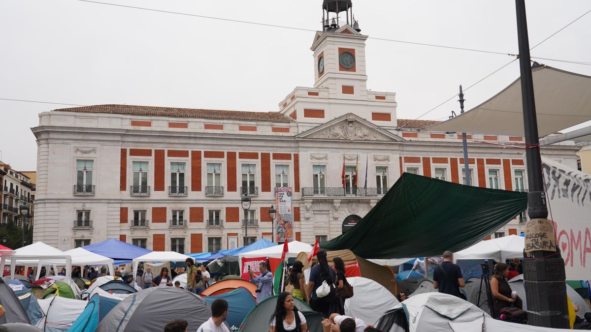 La tercera jornada de la acampada en Sol mantiene su fuerza pese a la lluvia y a los agitadores ultra