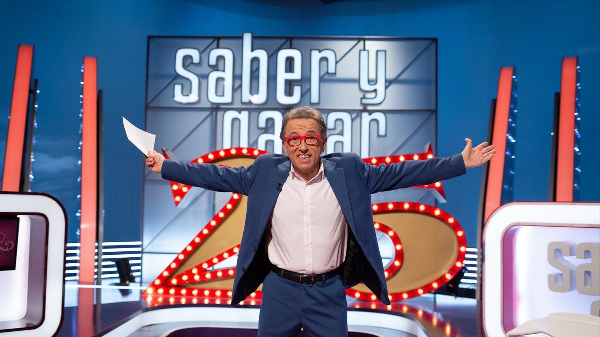 El presentador Jordi Hurtado posa en la celebración de los 25 años del programa ‘Saber y Ganar’, en el centro de producción de RTVE de Cataluña, a 10 de febrero de 2022, en Sant Cugat del Vallès en Barcelona (Cataluña).
