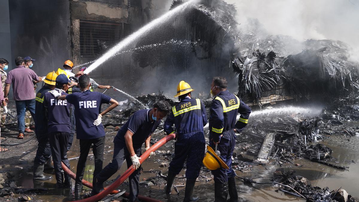 Bomberos en el lugar del accidente aéreo cerca del Aeropuerto Internacional Sardar Vallabhbhai Patel en Ahmedabad, Gujarat, oeste de la India.