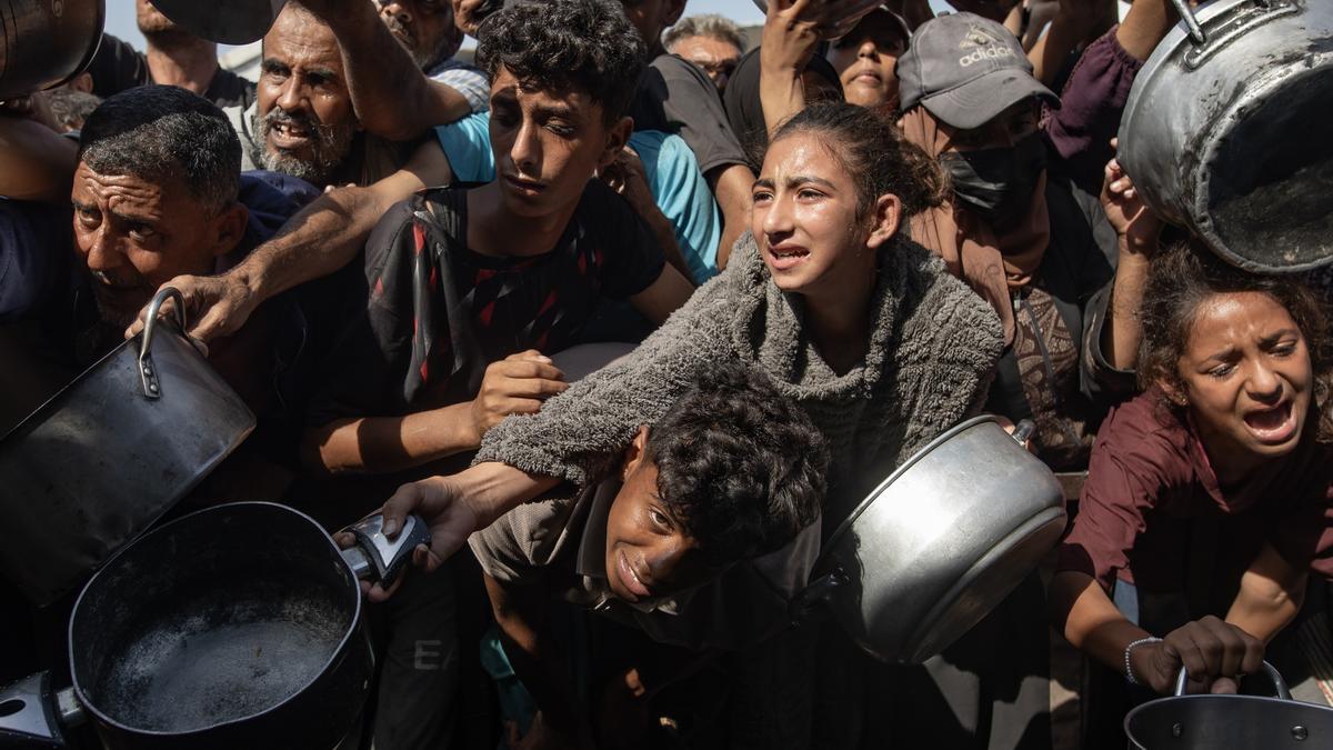 Desplazados de Gaza esperan para recibir alimentos de una cocina benéfica en Khan Yunis, al sur de la Franja este viernes.