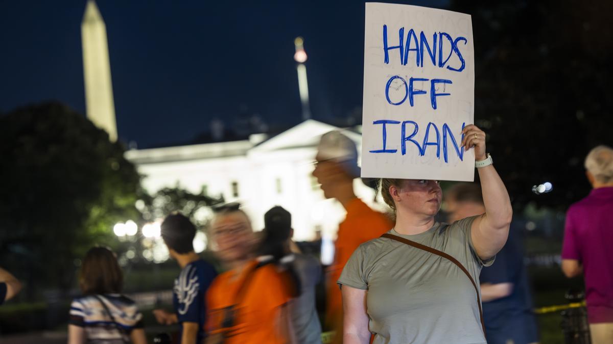 Manifestante fuera de la Casa Blanca antes del discurso a la nación del presidente estadounidense Donald Trump tras la decisión de Estados Unidos de bombardear las instalaciones nucleares de Irán.