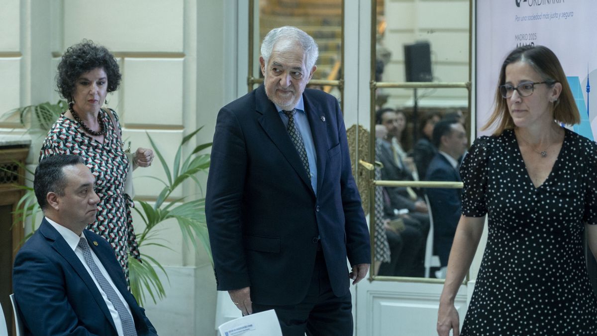 El magistrado del Tribunal Constitucional, Cándido Conde Pumpido (c).