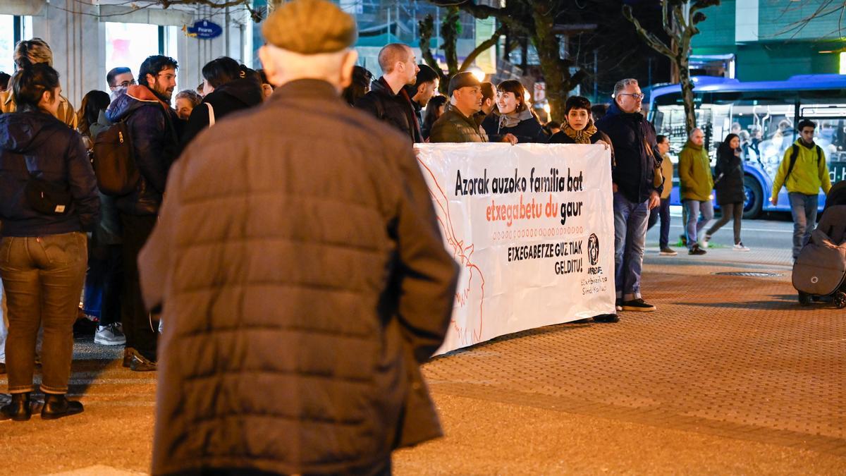 Una protesta contra un desahucio convocada en San Sebastián (País Vasco).
