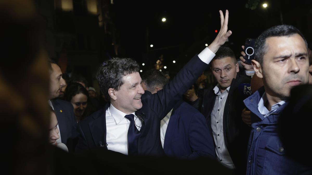 Nicusor Dan celebra su victoria horas después de que se anunciaran los primeros resultados de las encuestas a pie de urna.