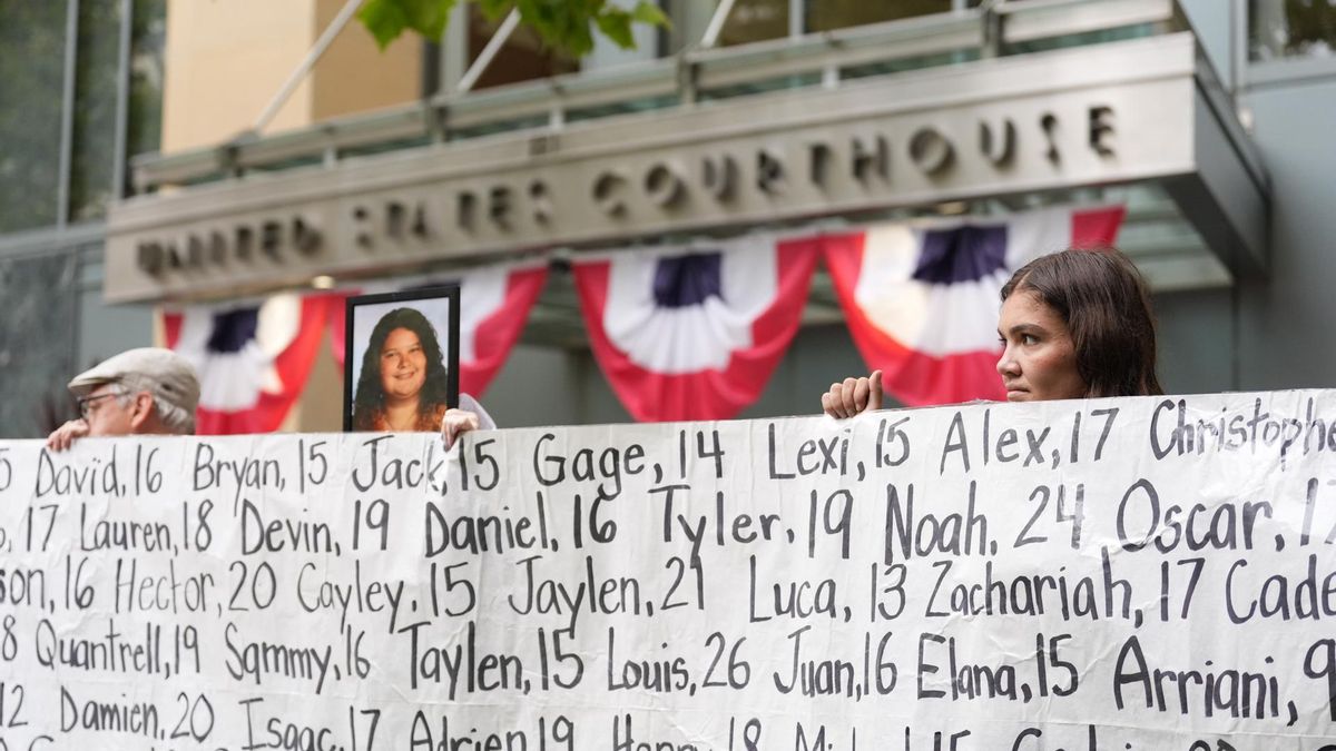 Manifestantes y activistas se congregan para el histórico juicio federal contra Meta.