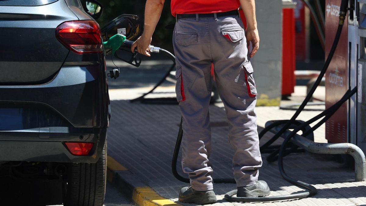 Una persona reposta gasolina en un coche, en una gasolinera, a 1 de julio de 2026, en Madrid