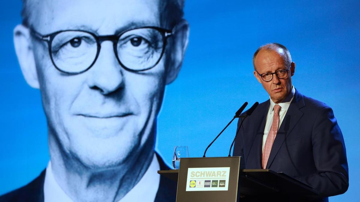 El canciller alemán, Friedrich Merz, habla durante una visita a la Cumbre del Ecosistema Schwarz en Berlín.