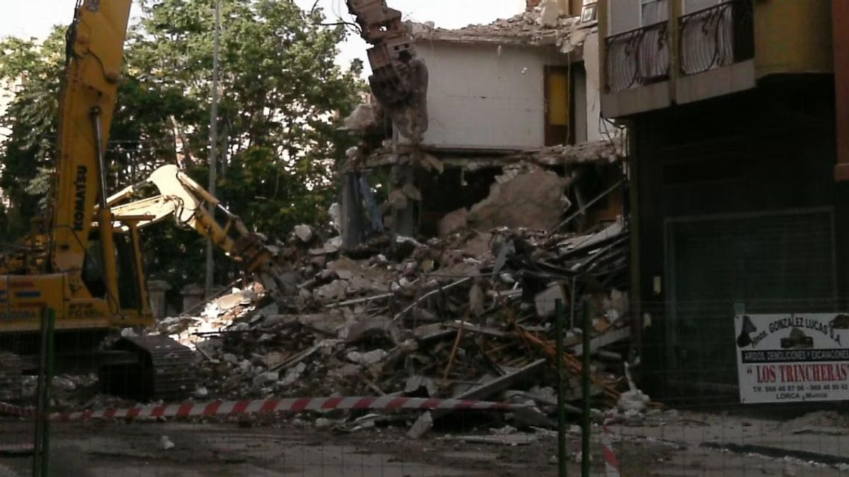 Derribo de un edificio tras el terremoto que sacudió Lorca (Murcia) en 2011.