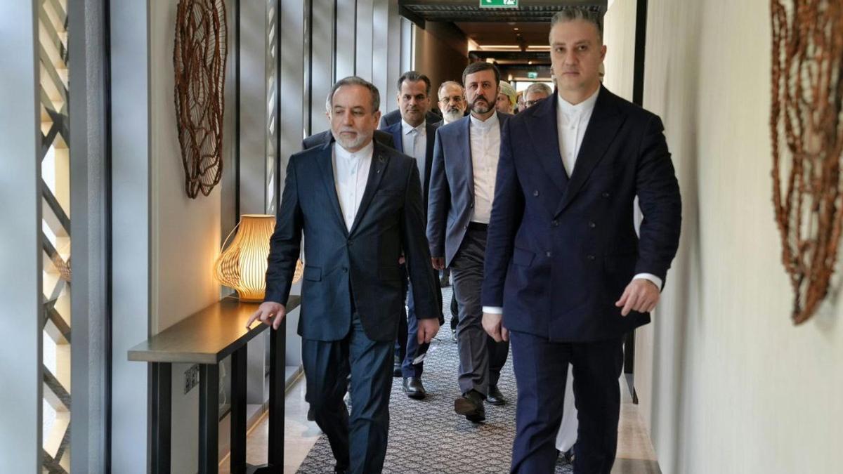 El ministro de Asuntos Exteriores iraní, Abbas Araghchi, llegando a las negociaciones entre Irán y Estados Unidos en Mascate, Omán.