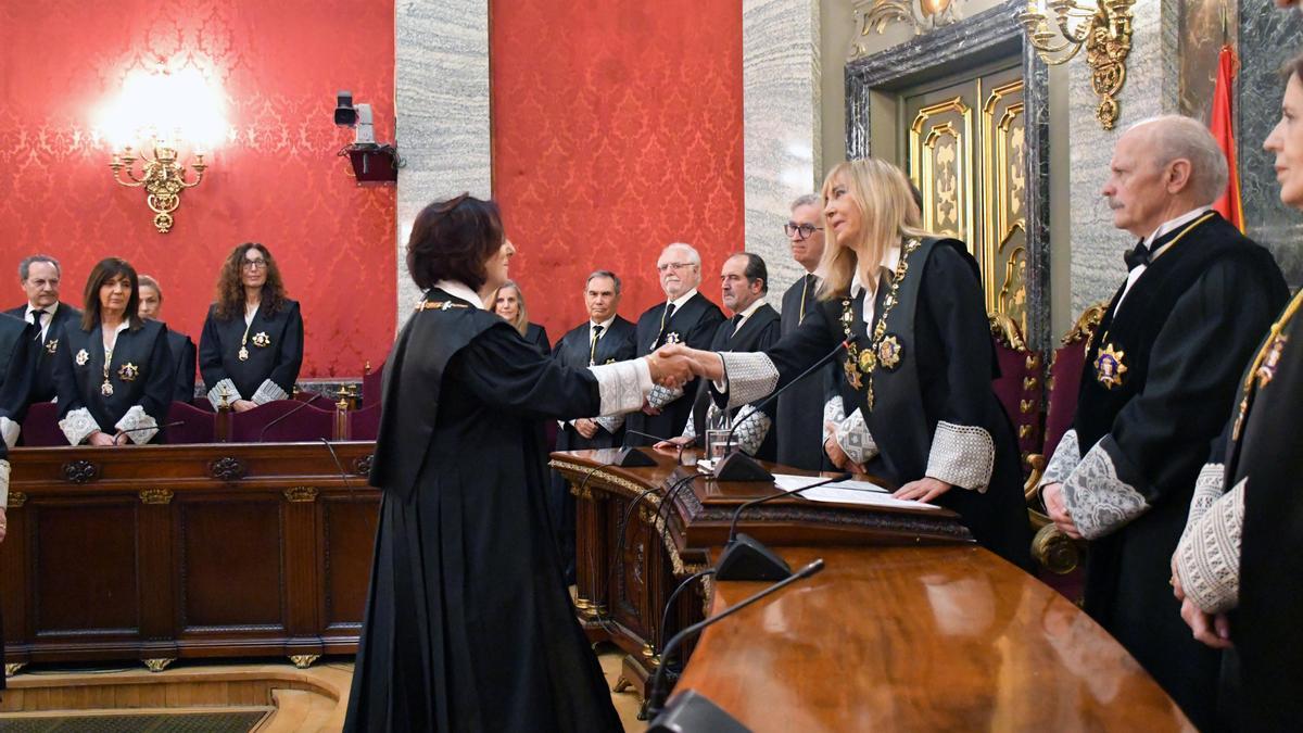 Peramato toma posesión como fiscala general ante los magistrados que condenaron a su antecesor