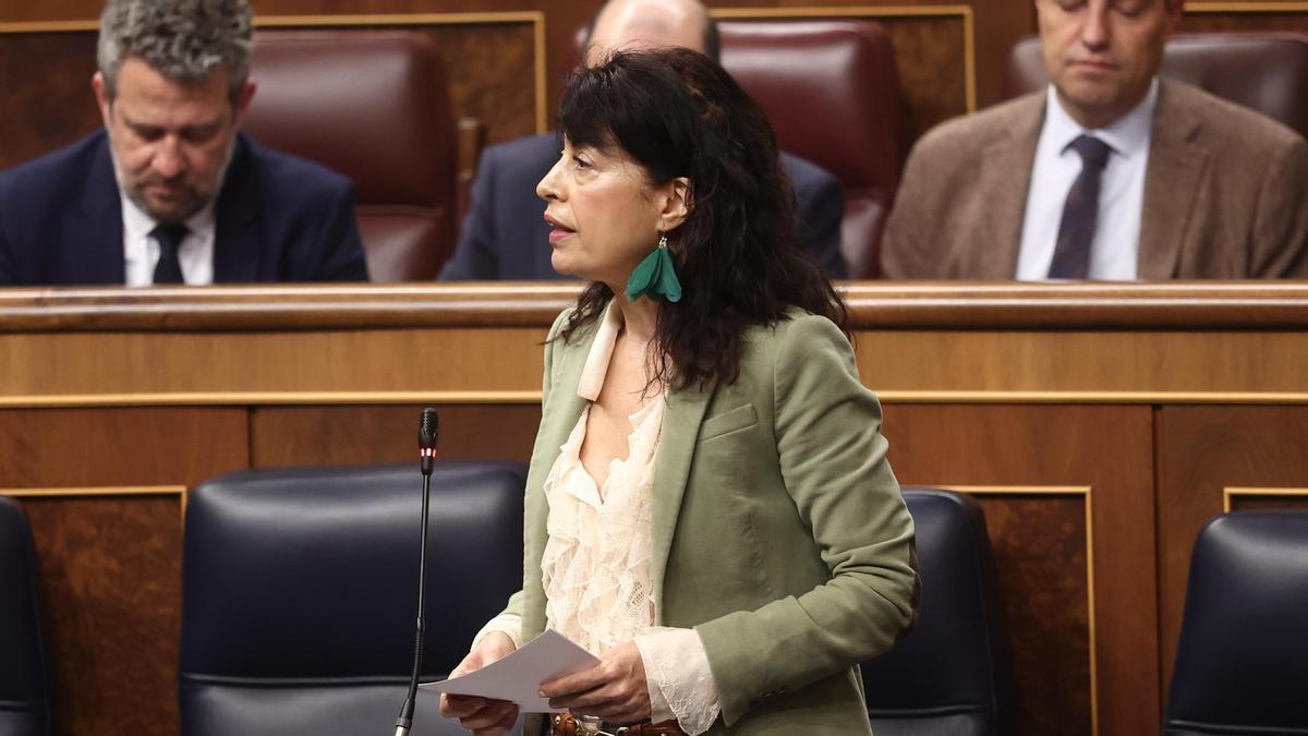 La ministra de Igualdad, Ana Redondo, interviene durante una sesión de control al Gobierno, en el Congreso de los Diputados.