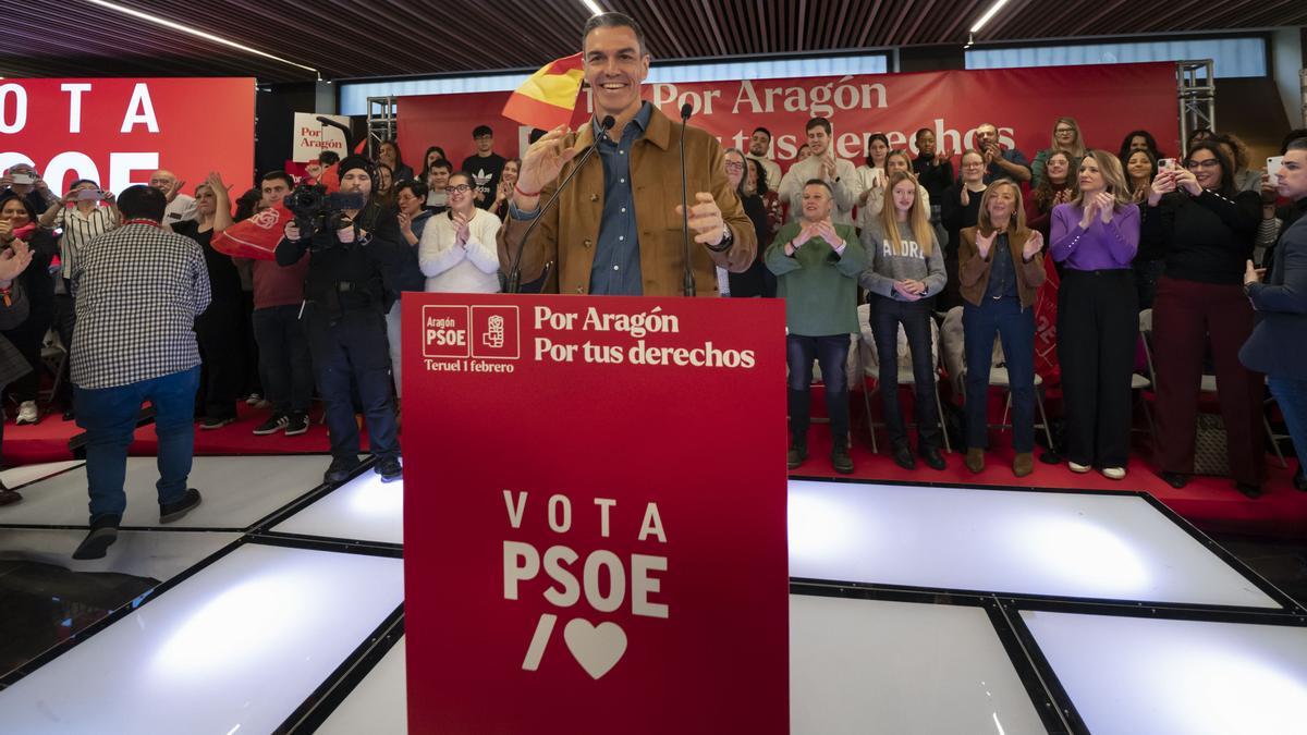 El secretario general del PSOE y presidente del Gobierno, Pedro Sánchez, durante su participación en un acto electoral del PSOE este domingo en Teruel en apoyo a la candidata socialista a la presidencia de Aragón, Pilar Alegría.