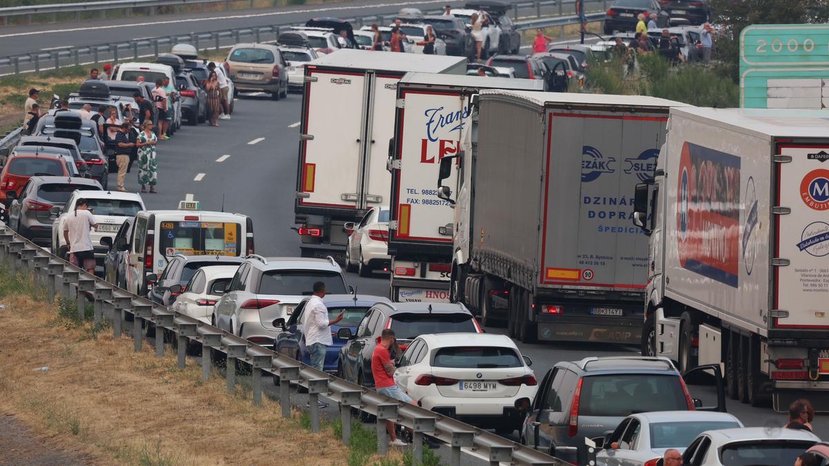 Cortada la A-52 en Ourense, entre los kilómetros 124 y 129 por los incendios forestales.