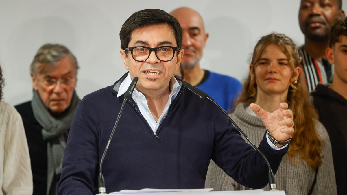 El diputado del grupo parlamentario Sumar, Gerardo Pisarello, interviene en el acto de presentación de su candidatura a las primarias de BComú.