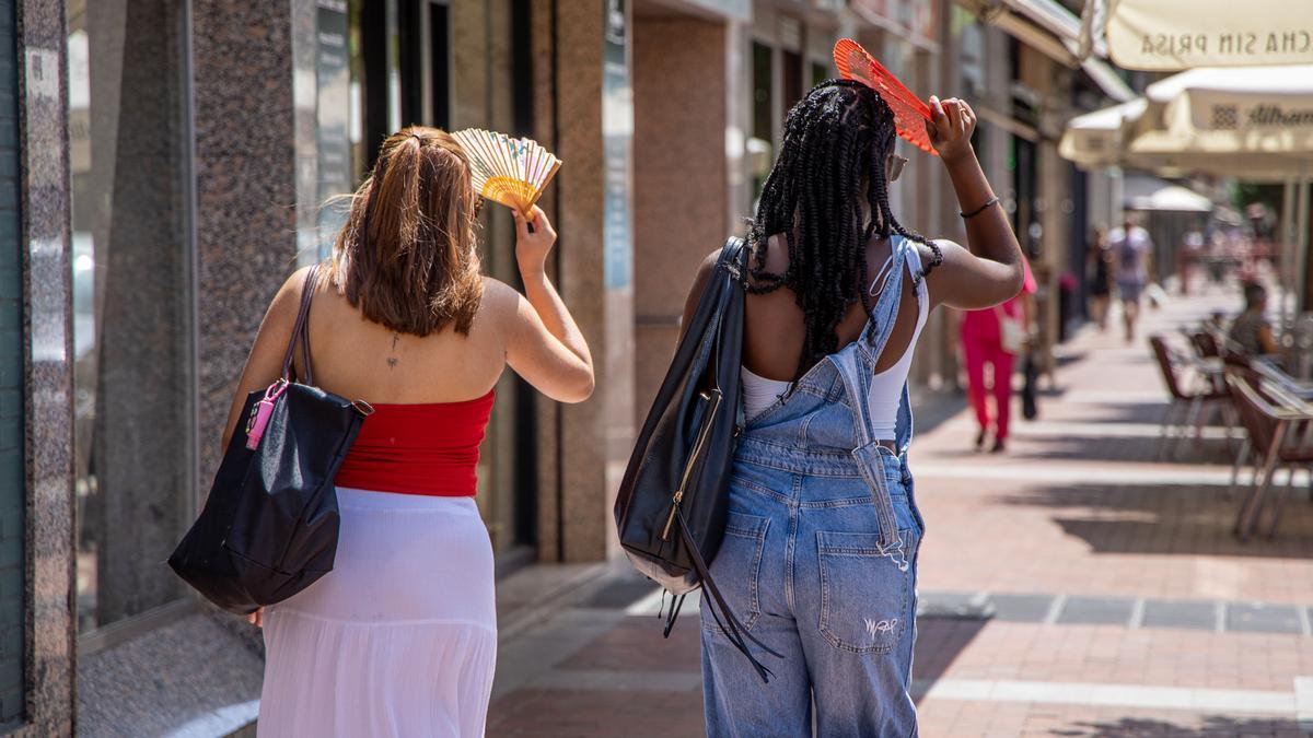 Unas chicas se protegen del sol con el abanico este martes en Logroño, La Rioja