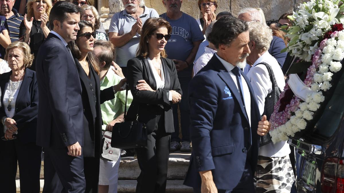 María Luisa Martínez, viuda del expresidente de la Junta de Extremadura Guillermo Fernández Vara, en la iglesia de Santa María Magdalena de Olivenza (Badajoz).
