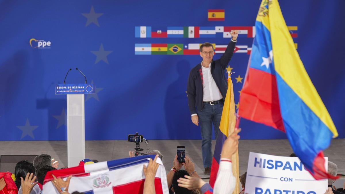 Alberto Núñez Feijóo, aplaudido por inmigrantes latinoamericanos en un mitin celebrado en marzo de 2023 en Madrid.