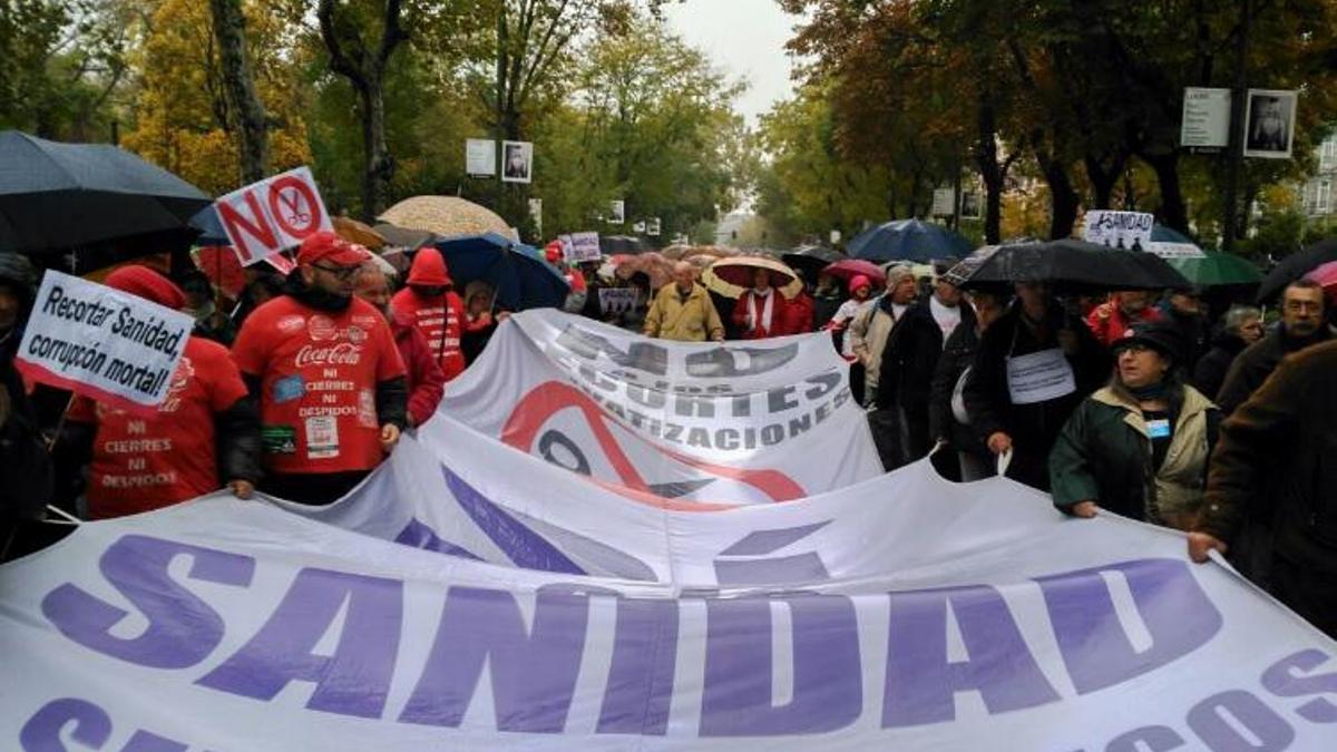 Cientos de personas salen en la 50 Marea Blanca para defender la sanidad pública