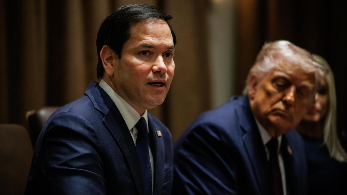 Marco Rubio durante una reunión con Donald Trump y miembros de su gabinete en la Sala del Gabinete de la Casa Blanca en Washington.