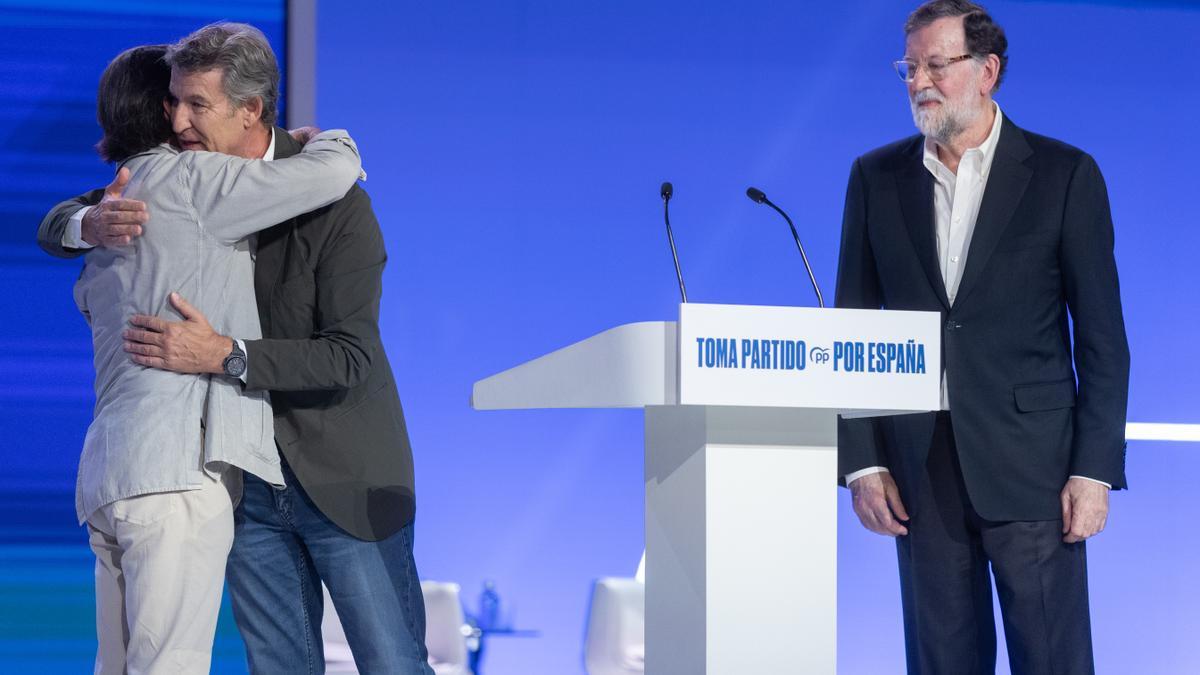 El expresidente del Gobierno, José María Aznar, el presidente del PP, Alberto Núñez Feijóo, y el expresidente del Gobierno, Mariano Rajoy, durante el XXI Congreso Nacional del Partido Popular