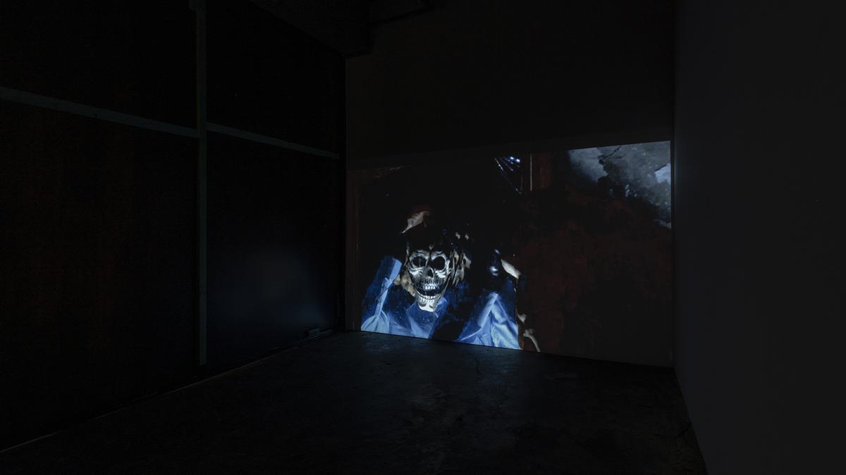 Un panteón hinchado, unos muertos dados la vuelta