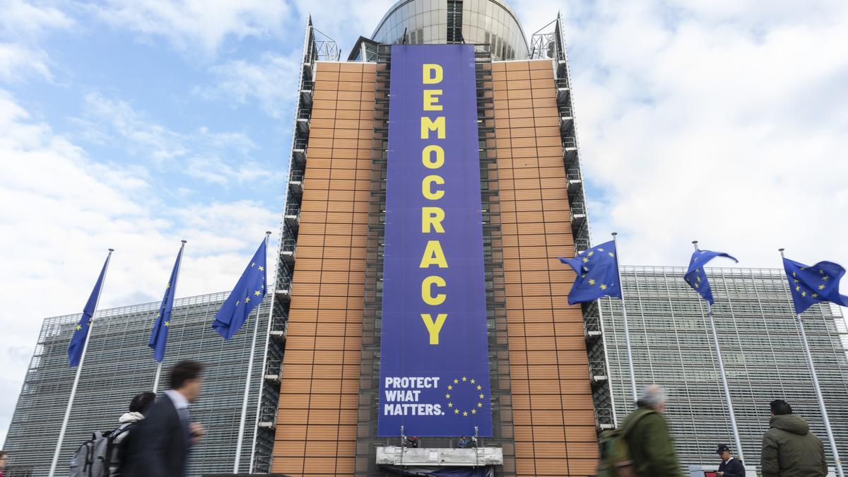 Cartel invocando la necesidad de proteger la democracia instalado en la sede de la Comisión en Bruselas.