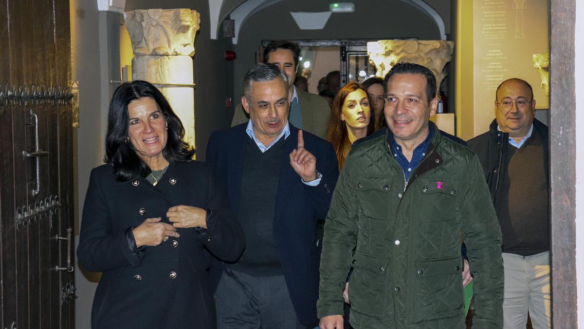 El candidato de Vox a la Junta de Extremadura, Óscar Fernández Calle, a su llegada este domingo al Parador de Mérida.