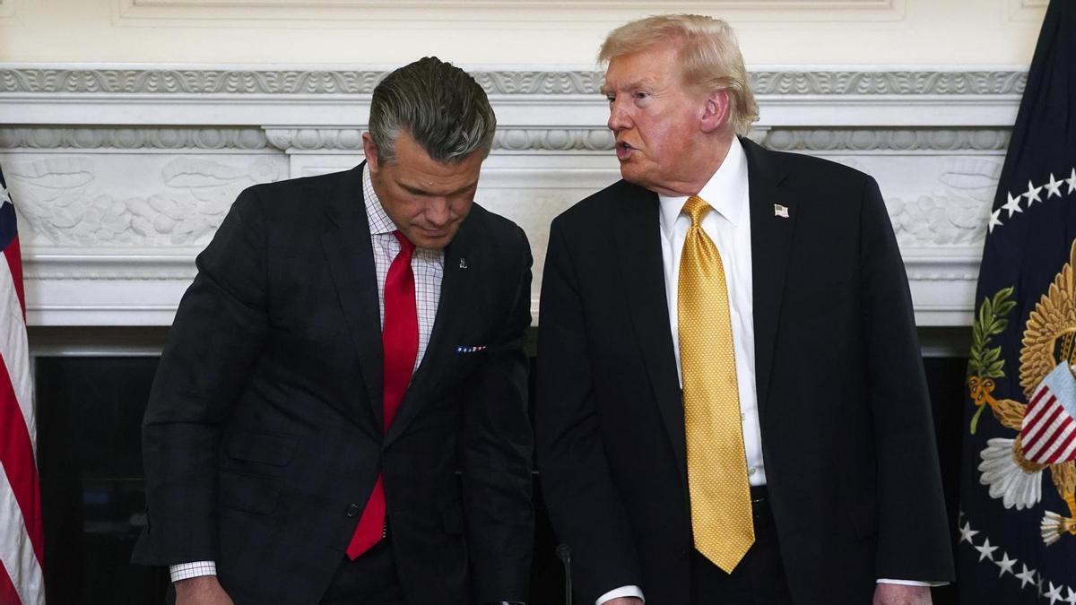El presidente de EEUU, Donald Trump, y el secretario de Defensa de EE. UU., Pete Hegseth, durante una mesa redonda.