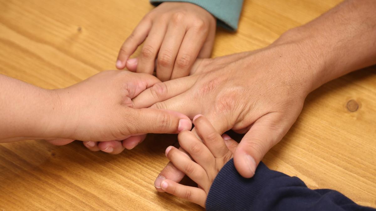 Familia afectada por la falta de asilo.