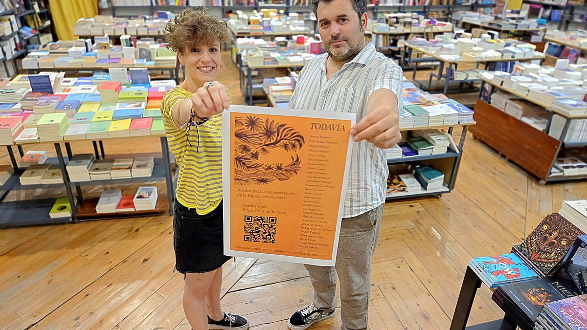 Virginia Hernández y Javier Campelo, de la editorial Páramo, con un cartel del libro.