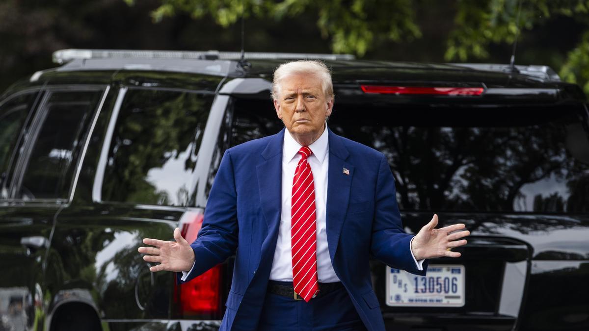 Donald Trump camina por el Jardín Sur al salir de la Casa Blanca para acudir a un evento en Pensilvania.