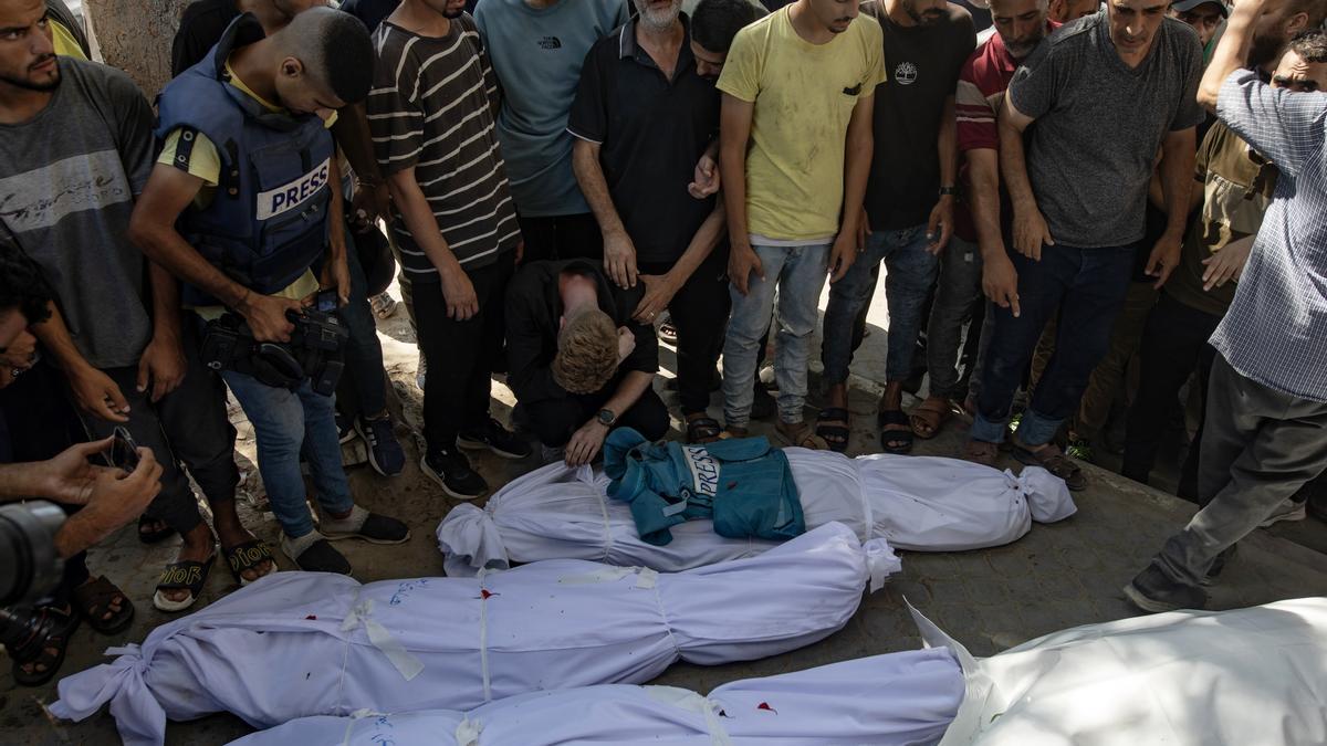 Israel mata a 32 palestinos y hiere a más de 80 que esperaban el reparto de ayuda en Rafah