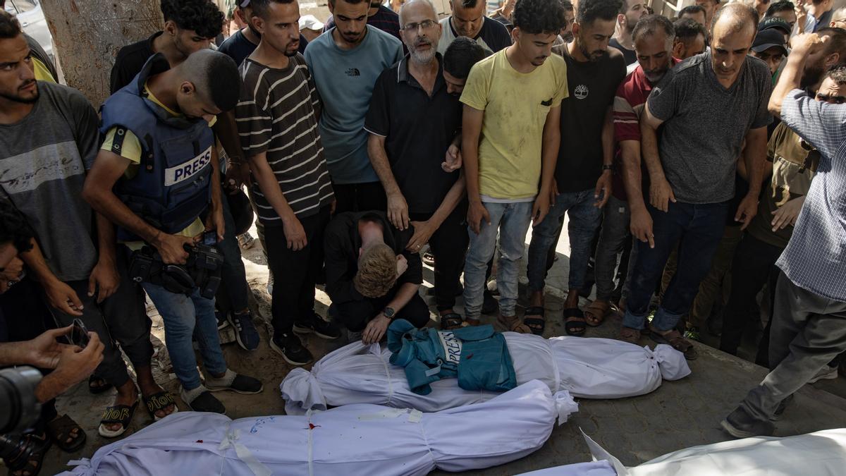 Familiares lloran el cuerpo del periodista Ismail Abu Hatab, fallecido en un ataque aéreo israelí en el Hospital Al-Shifa de la ciudad de Gaza, el 30 de junio de 2025.