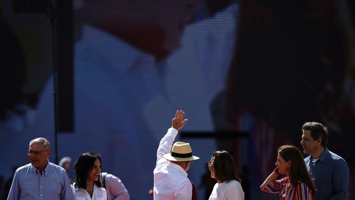 El presidente de Brasil, Luiz Inácio Lula da Silva, saluda a su llegada al lanzamiento de campaña para su reelección.