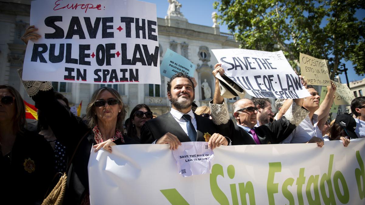 Varias personas durante una concentración de jueces y fiscales frente al Tribunal Supremo, a 28 de junio de 2025, en Madrid (España).