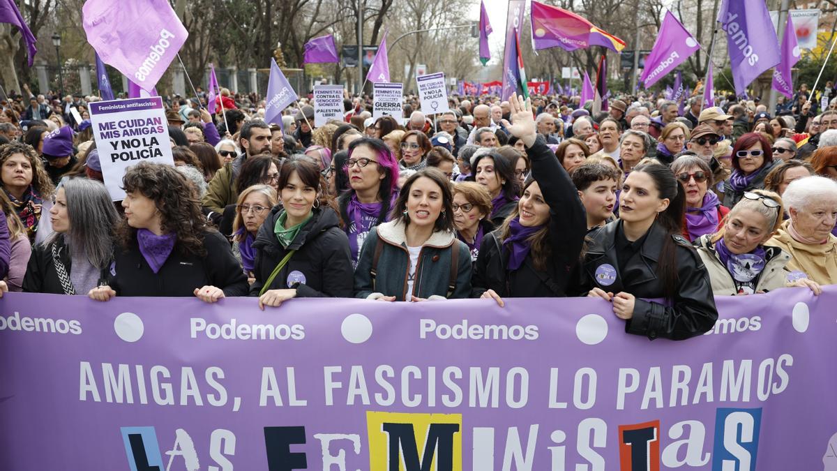 Las líderes de Unidas Podemos, Ione Belarra (c-d), Irene Montero (c) e Isa Serra (c-i) participan en la manifestación convocada por la Comisión 8M con motivo del Día de la Mujer, con el lema "Amigas, al fascismo lo paramos las feministas", en Madrid este domingo.