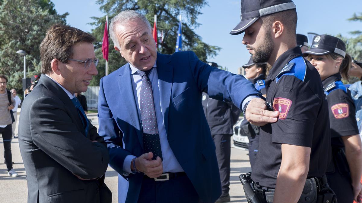 El alcalde de Madrid, José Luis Martínez-Almeida y el exdirector general de la Policía Municipal, Pablo Enrique Rodríguez.