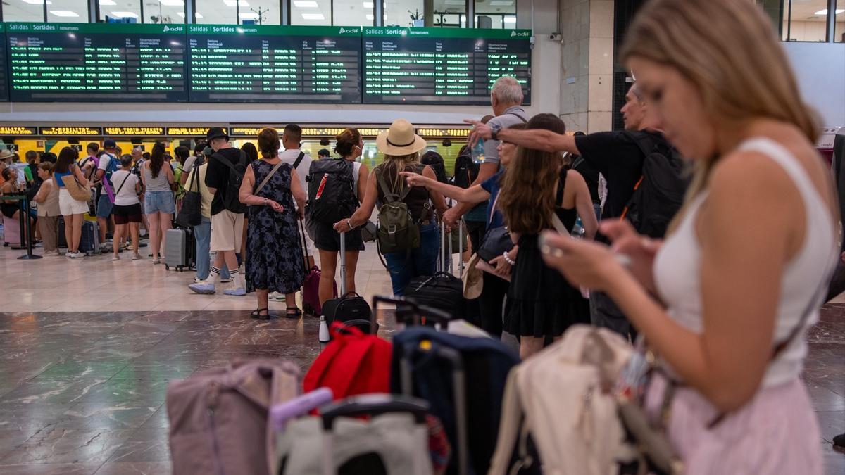 Pasajeros en la estación de Sants durante el corte de todas las líneas de rodalies, a 28 de julio de 2025, en Barcelona (España).