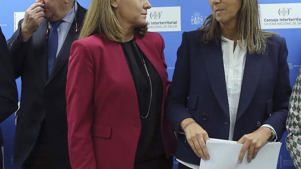 La ministra de Sanidad, Ana Mato, acompañada por la secretaria de Estado de Servicios Sociales e Igualdad, Susana Camarero (centro), y el consejero de Sanidad de la Comunidad de Madrid, Javier Rodríguez.